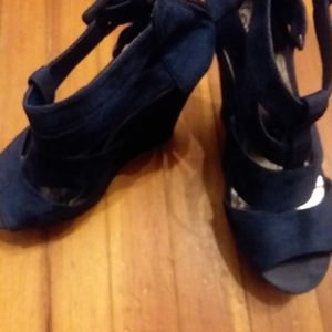 Heart in D Misses sandles wedge sz 10 M, Navy.